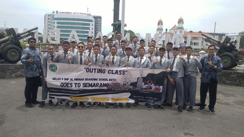 Siswa kelas 9 SMP Al-Hikmah Boarding School Batu di Museum Mandala Bhakti Semarang