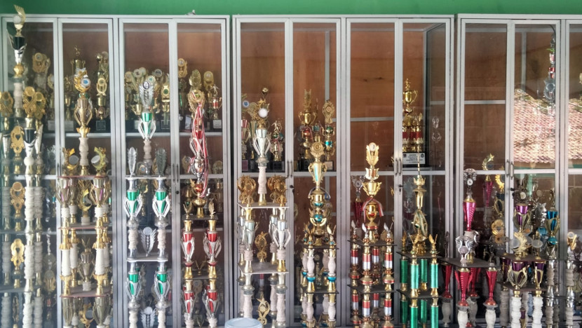 Piala penghargaan yang diraih oleh siswa-siswi SMPN 2 Cibungbulang