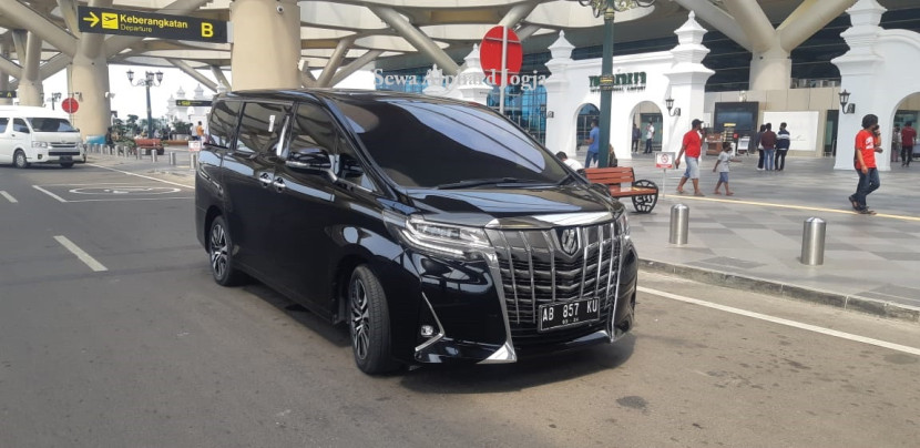 https://www.kencanacars.com/sewa-alphard-jogja.php