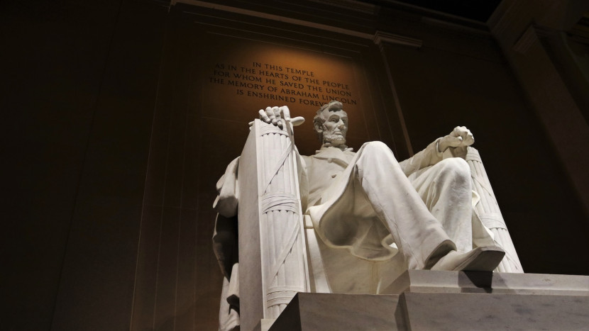 Monumen Abraham Lincoln. Bapak Demokrasi Sepanjang Masa. Sumber: Kelli Dougal, unsplah.