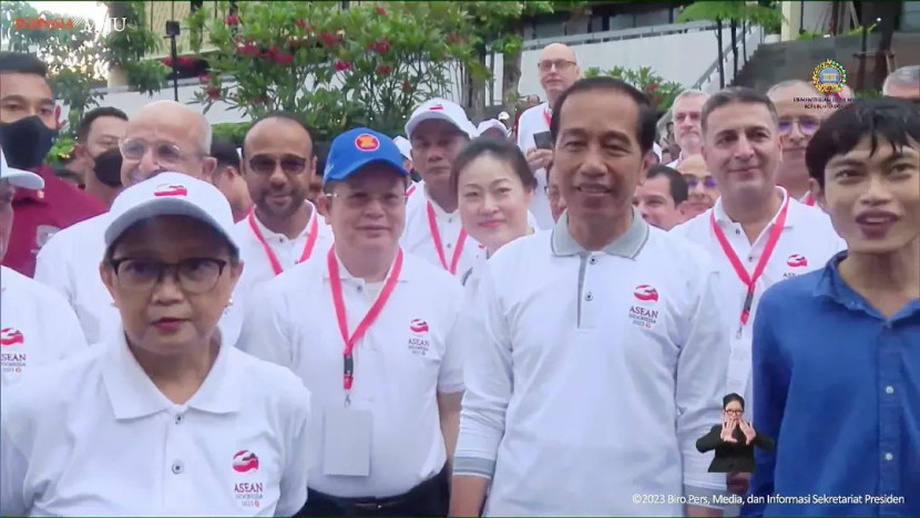 Astro Li (kemeja biru) bertemu Presiden RI Joko Widodo dan Menteri Luar Negeri RI Retno Marsudi