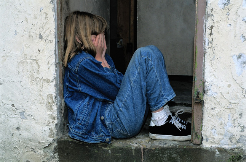 Ilustrasi ketika anak mengalami perasaan inferioritas atau perasaan tidak mampu (sumber: https://pixabay.com/id/photos/anak-sedang-duduk-jeans-di-pintu-1816400/)
