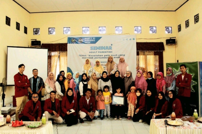 Foto Bersama Dengan Tamu Seminar dan tim KKN-T 31 UMSIDA 2023 di Porong