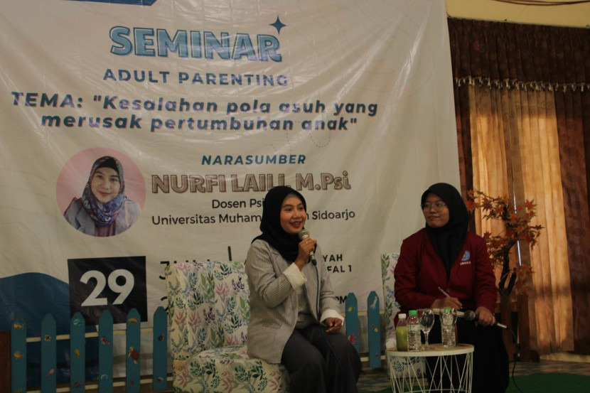 Ibu Nurfi Laili Bersama Moderator Pada Sesi Tanya Jawab Seminar