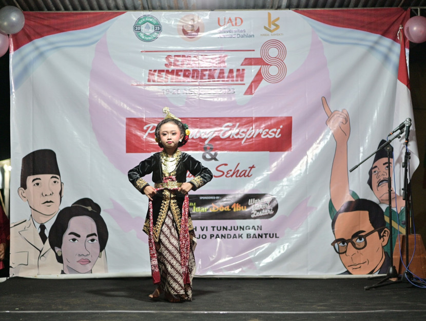 seseorang berdiri di depan panggung dengan ekspresi serius dan penuh makna