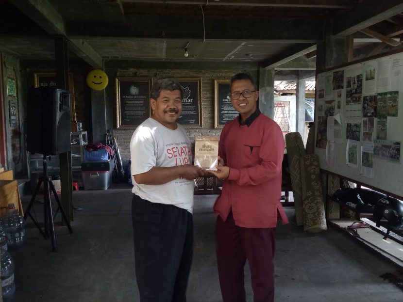 Seniman Acapela Mataraman Pardiman Djoyonegoro menerima buku Sutanto, Jumat (8/12/2023)