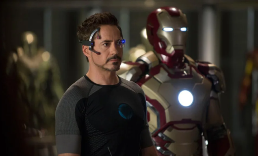 Gambar 1. Tony Stark dan Suit Iron-Man (Sumber : IGN.com)