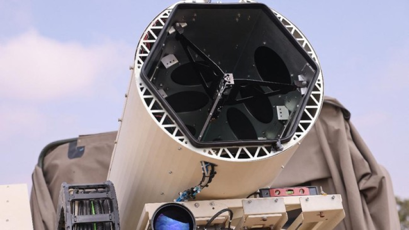 Gambar 6. Senjata Laser (sumber : AFP/EMMANUEL DUNAND)