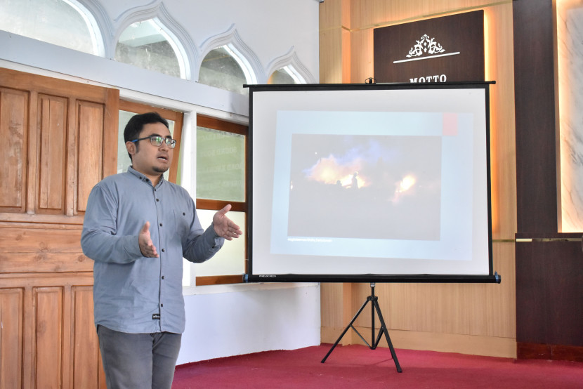 proses penyampaian materi oleh bapak Sidiq Setyawan M.I.Kom