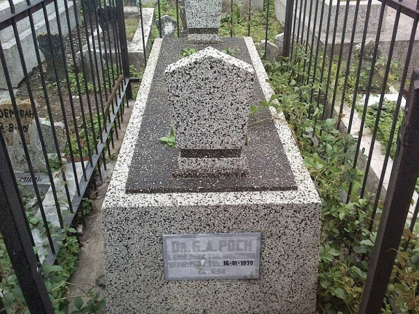 Makam dr Poch, yang dipercaya sebagai Adofl Hitler. Foto: Istimewa.