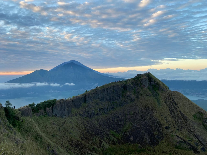 Pemandangan dari puncak jalur pendakian Gunung Batur, Bali.