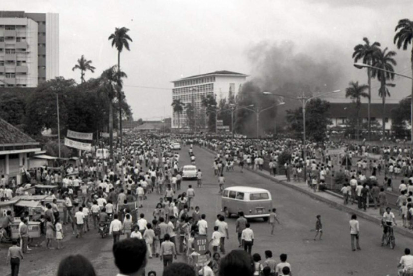 Suasana peristiwa Malari pada 15 Januari 1974. (FOTO: Ist/ Republika)