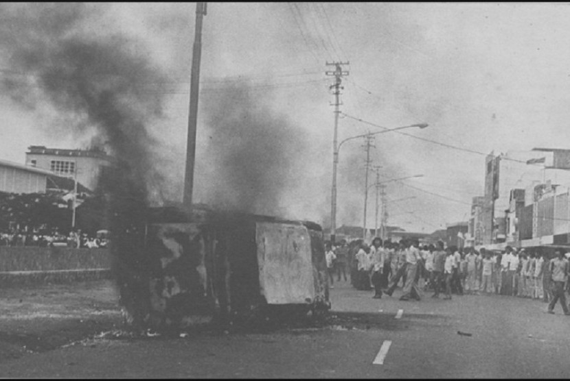 Massa yang membakar mobil pada peristiwa Malari 1974. (FOTO: Ist/ Republika)