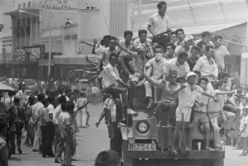 Aksi massa pada Peristiwa Malari 1974 di Jakarta. (FOTO: Ist/ Republika)