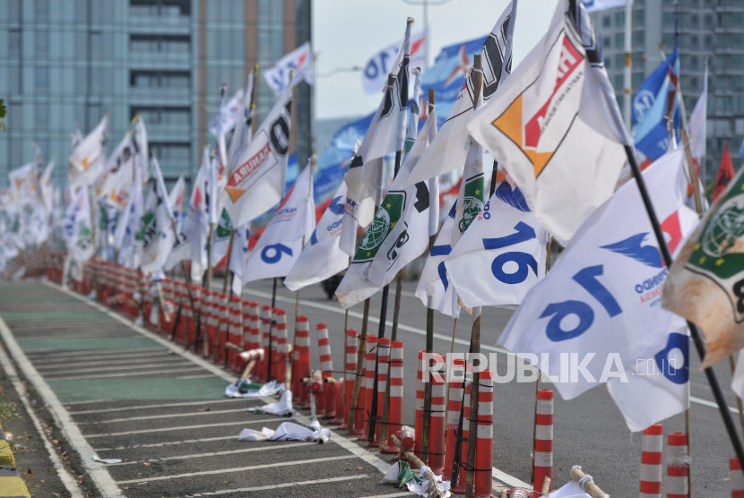 Bendera parpol berjejer di sepanjang jalan. 