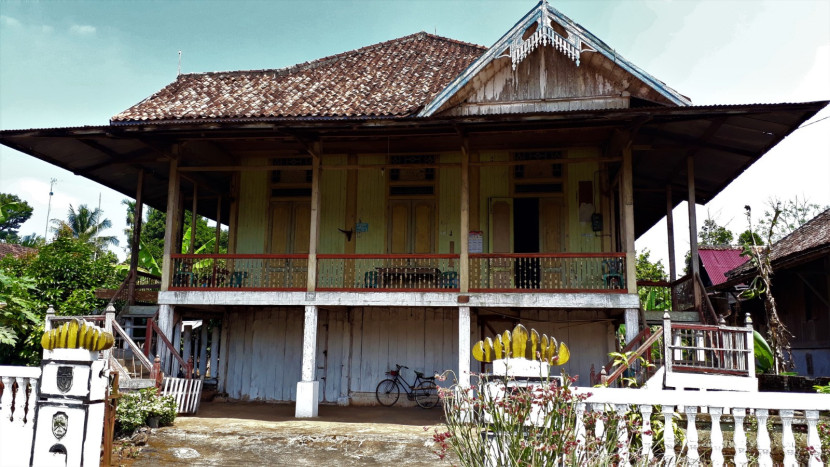 Salah satu rumah tua berusia ratusan tahun masih kokoh. (Foto: Mursalin Yasland)
