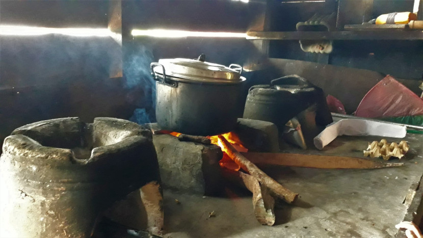 Tempat masak masih menggunakan tungku dan kayu bakar. (Foto: Mursalin Yasland)