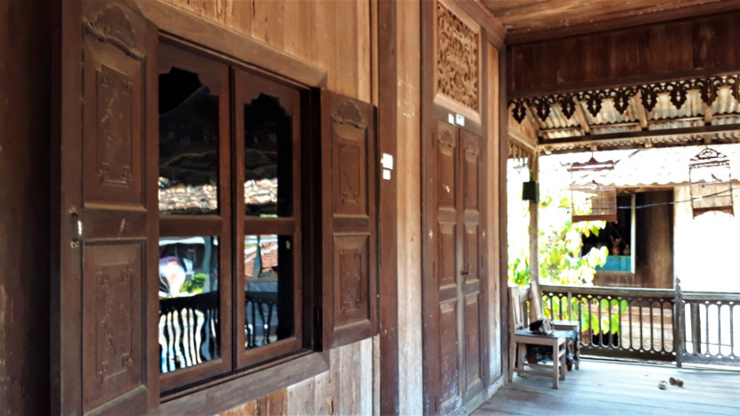 Kayu dan papan rumah kualitas super dari hutan sendiri. (Foto: Mursalin Yasland)