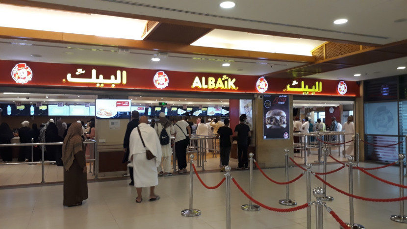 Antrean agak berkurang kalau stok ayam Al Baik habis. (Foto: Mursalin Yasland)