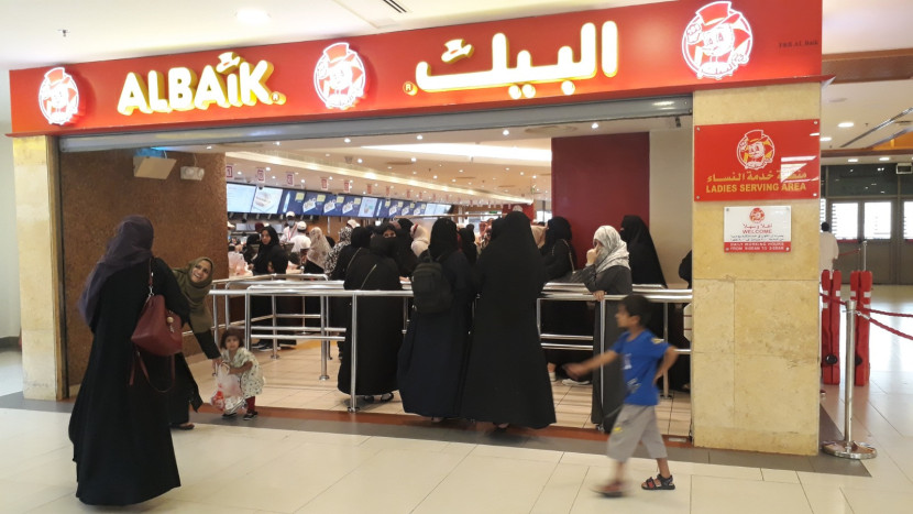 Sebagian jamaah umrah yang tidak cocok menu membeli ayam Al Baik saat berada di Makkah. (Foto: Mursalin Yasland)