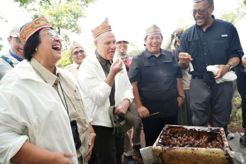 Saat kunjungan ke Kalimantan Tengah Randy Moore dan rombongan sempat mencicipi madu kelulut hasil budidaya. (FOTO: Humas Kementerian LHK)