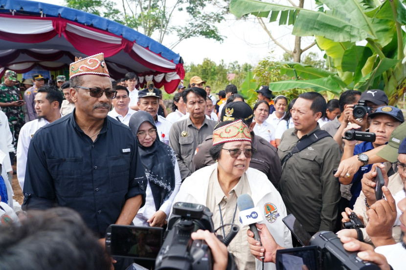 Menteri LHK Siti Nurbaya dan Kepala Badan Kehutanan Departemen Pertanian Amerika Serikat (US Forest Service/USFS) Randy Moore memberikan keterangan pers. (FOTO: Humas Kementerian LHK)