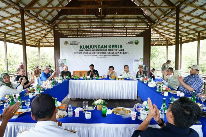 Menteri LHK Siti Nurbaya dan Chief Randy Moore berdialog di bersama para para pejabat fungsional Penyuluh Kehutanan dan Pengendali Ekosistem Hutan (PEH) seluruh Unit Pelaksana Teknis (UPT) di Kalteng. (FOTO: Humas Kementerian LHK) 