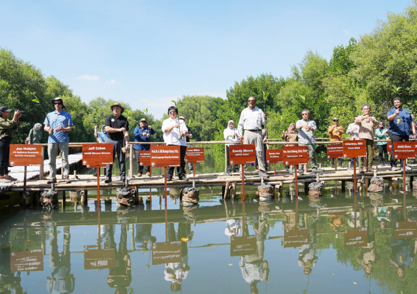 Menteri LHK Siti Nurbaya dan Chief of United States Forest Service Randy Moore dan pejabat lainnya menanam mangrove di TWA Angke Kapuk, Jakarta. (FOTO: Humas Kementerian LHK)