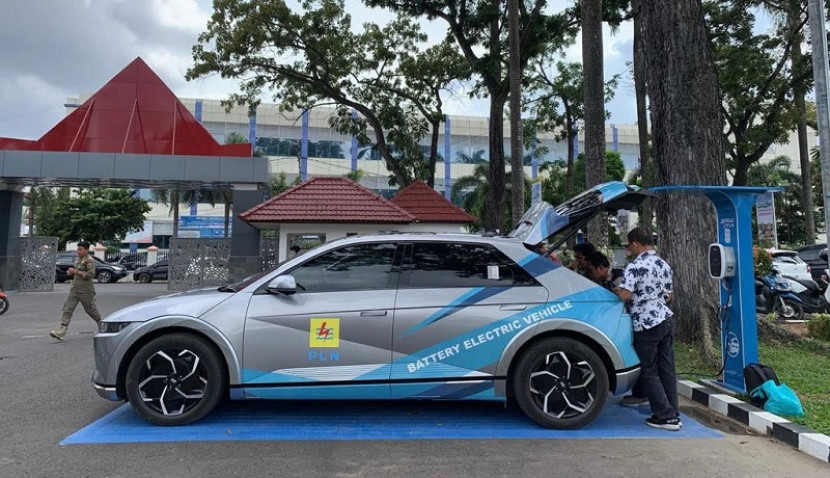 Pabrikan yang ingin memasarkan kendaraan listrik di Indonesia wajib membuka pabrik di Tanah Air. Tampak kendaraan listrik sedang mengisi daya listrik.    dok PLN
