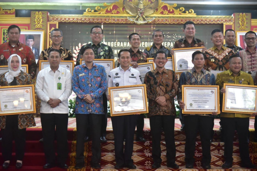 Pj Gubernur Sumsel Agus Fatoni bersama pada kepala daerah bupati dan wali kota di Sumsel yang menerima penghargaan dari Ombudsman RI. (FOTO: Humas Pemprov Sumsel)