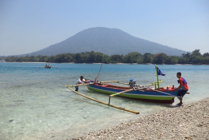 Pulau Sebesi, Kabupaten Lampung Selatan, Lampung. (Foto: Mursalin Yasland)