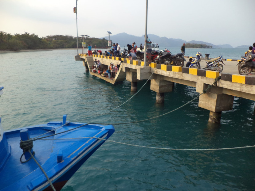 Dermaga kapal motor tempat hilir mudik warga di Desa Tejang. (Foto: Mursalin Yasland)