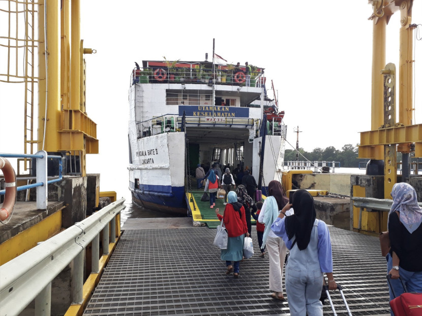 Penumpang kapal ferry dari Tanjung Api Api menuju Muntok, Bangka. (Foto: Mursalin Yasland)