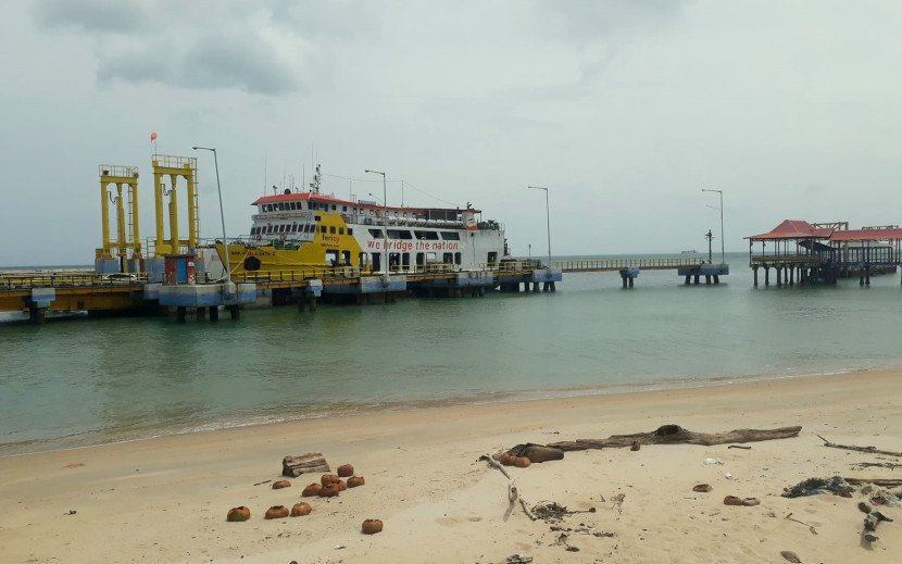 Dermaga Tanjung Kalian, Muntok, Provinsi Bangka Belitung. (Foto: Mursalin Yasland)