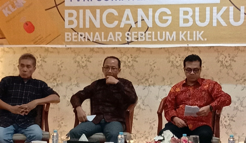 Tiga pembicara bincang buku 