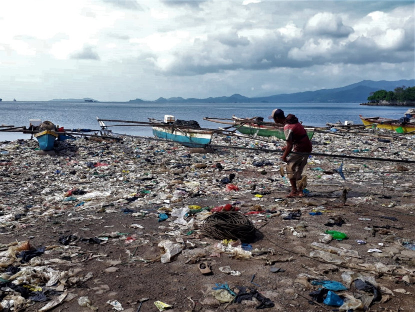 Tumpukan sampah plastik mengganggu nelayan payang Pantai Sukaraja, Kota Bandar Lampung, Senin (29/1/2024). (Foto: Mursalin Yasland) 