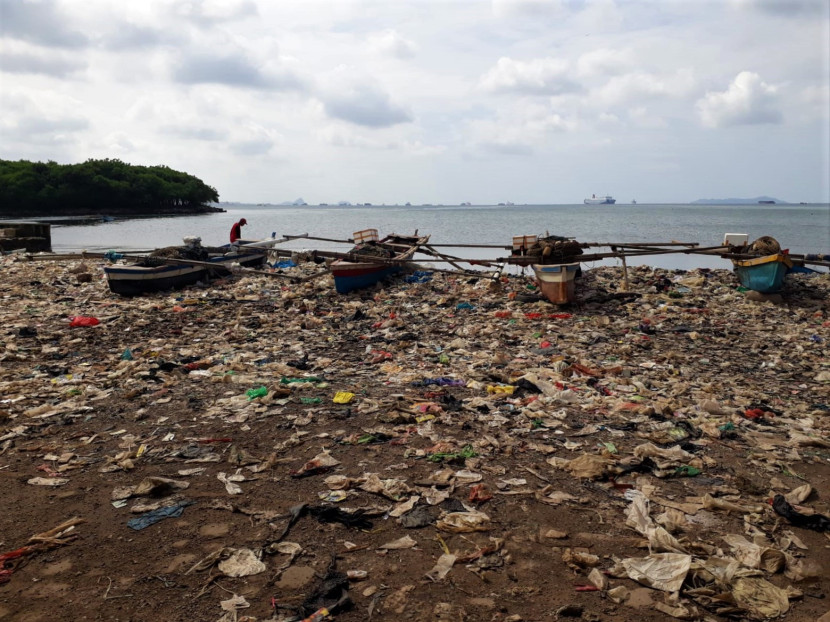 Sampah-sampah plastik masih menumpuk di Pantai Sukaraja, Bandar Lampung, Senin (29/1/2024). (Foto: Mursalin Yasland)