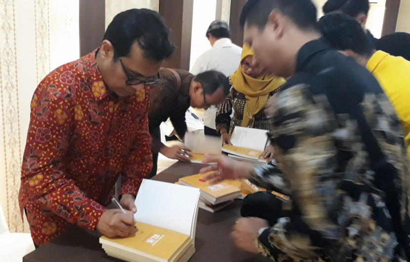 Wakil Menteri Kominfo Nezar Patria (kiri) dan Agus Sudibyo (kanan) membubuhkan tana tangan pada buku 