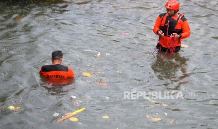 Ilustrasi petugas mencari korban tenggelam. (Foto: Dok Republika)