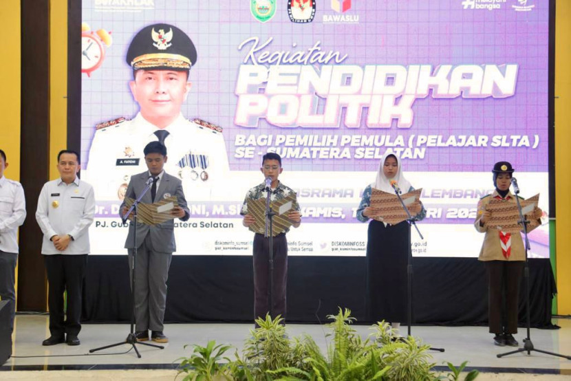 Empat pelajar atau pemilih Gen-Z membacakan pernyataan pada pendidikan politik dengan didampingi Pj Gubernur Sumsel Agus Fatoni.