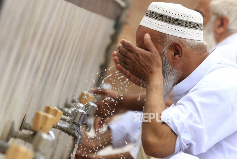Seorang jamaah sedang mengambil air wudhu. (Republika)