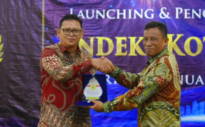 Penjabat (Pj) Wali Kota Sukabumi Kusmana Hartadji menerima penghargaan kota paling toleran di Indonesia dari Setara Institut di Hotel Sahid Jakarta, Selasa (30/1/2024).