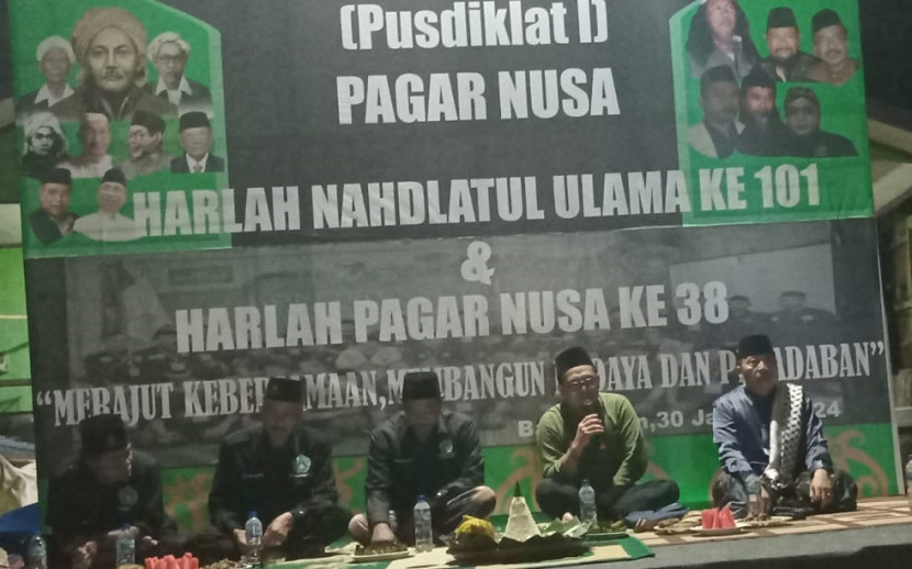 Waketum II Pimpinan Pusat Pagar Nusa Kiai Muchtaruddin (tengah), drg. Syukri Wahid (kemeja hijau), dan pengurus Pagar Nusa lainnya. 