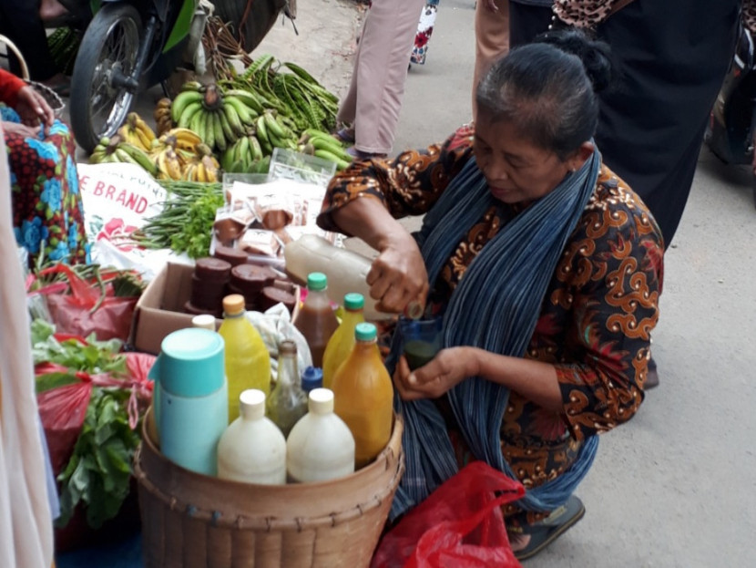 Penjual jamu gendong masih tampak di pasar dan perumahan Kota Bandar Lampung. (Foto: Mursalin Yasland)