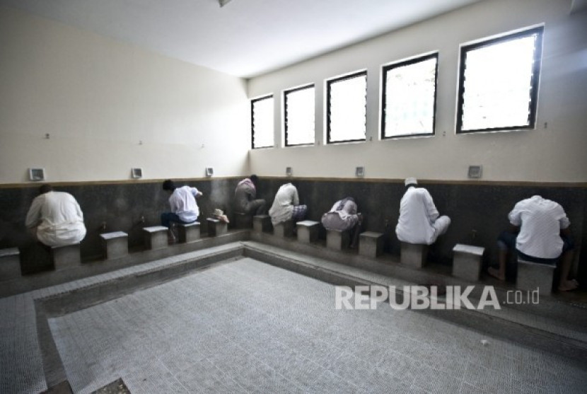 Jamaah berwudhu dengan posisi duduk di sebuah masjid. (dok. Republika)