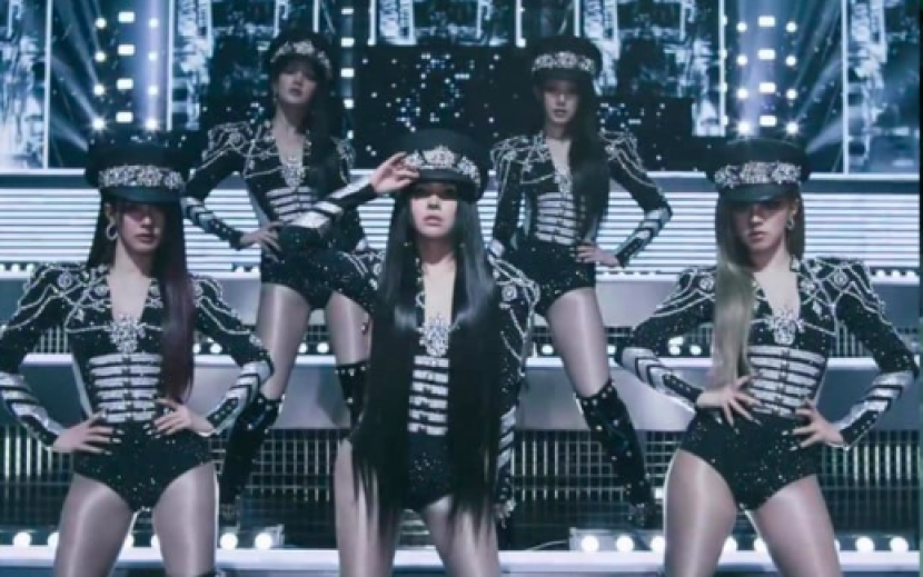 Grup K-pop (G)I-DLE menggunakan fashion pantless atau 'tanpa celana'. Tren fashion terbaru ini dikabarkan membuat orang tua di Korea resah. (Dok. Youtube (G)I-DLE).