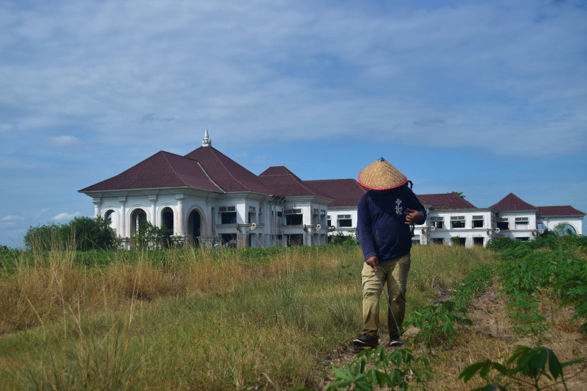 Seorang petani penggarap sedang menyiram hama tanaman singkong di lahan eks Kantor Gubernur Lampung, Kotabaru, Kabupaten Lampung Selatan, Lampung. (Foto: Mursalin Yasland)