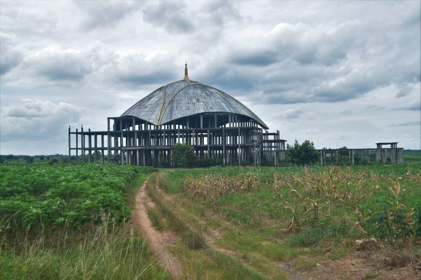 Lahan kosong sekitar eks bangunan masjid di Kotabaru, juga ditanami singkong. (Foto: Mursalin Yasland)