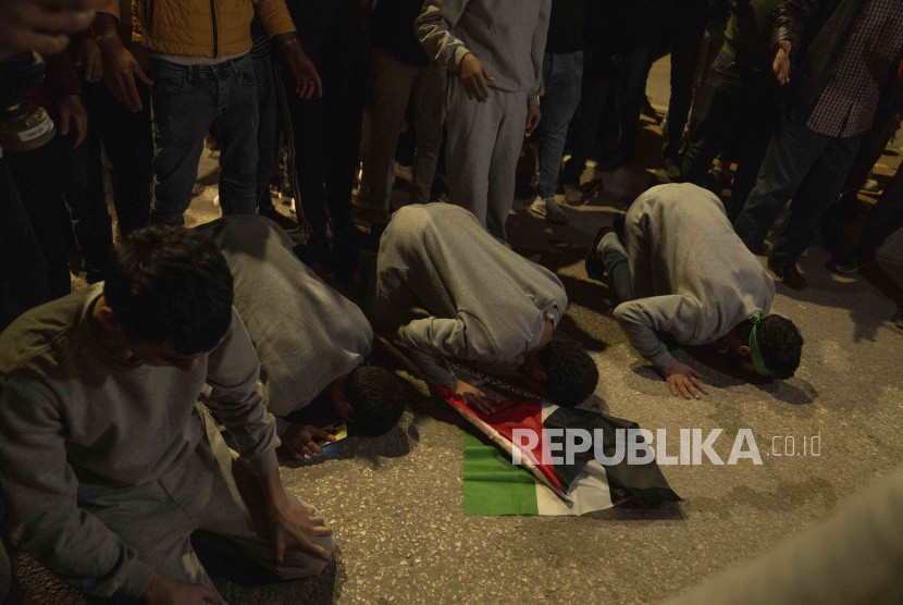 Warga Palestina yang menjadi sandera Israel melakukan sujud syukur setelah meninggalkan penjara militer Isareli Ofer, di kota Beitonia dekat Ramallah, Tepi Barat, Jumat (24/11/2023). 