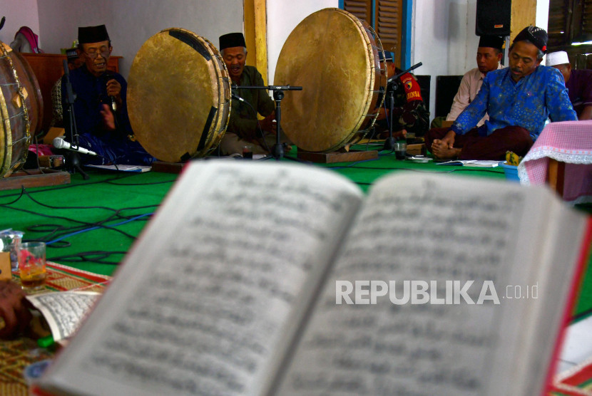 Warga melantunkan barzanji dan shalawat serta puji-pujian kepada Rasul. 